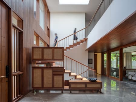 The House of Parallel Walls
